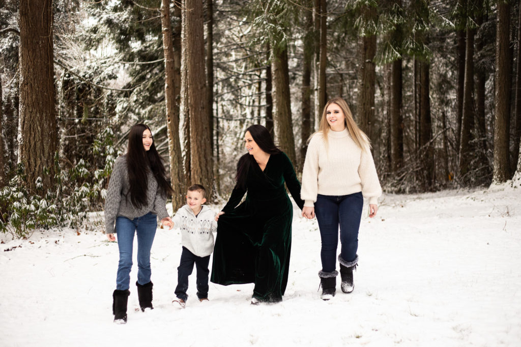 5 tips for beautiful family photos in the snow