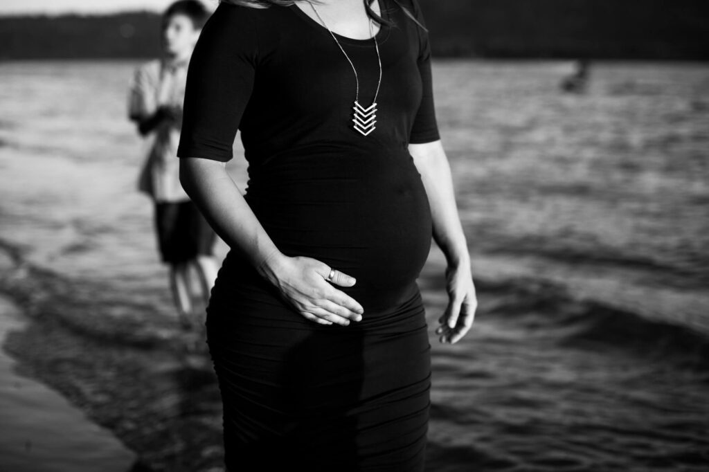 Portland maternity photographer | black and white image on pregnant mom on the beach.