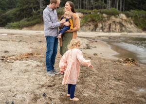 Oregon photographer photographs family of four on Oregon coast. 