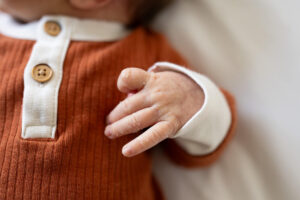 Photo of newborns hand with flaky skin, DIY newborn photo ideas. 